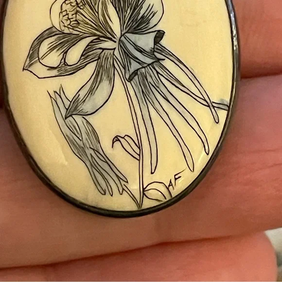 Vintage signed scrimshaw style pendant columbine flower silver plate? - Picture 9 of 10